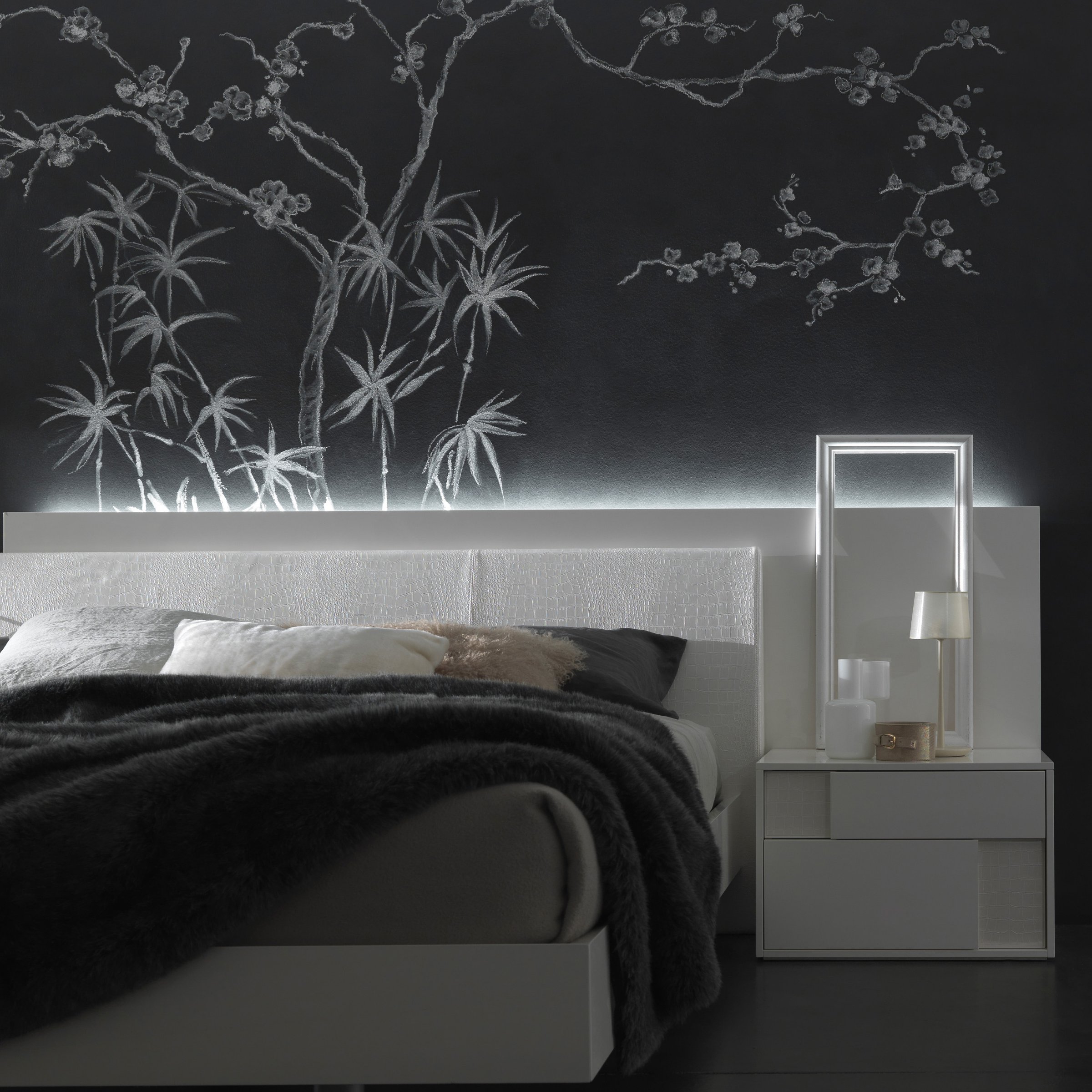 Стильный дизайн чёрно-белого интерьера спальни