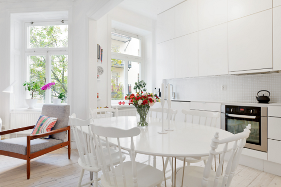 Кухня со столовой в белом цвете