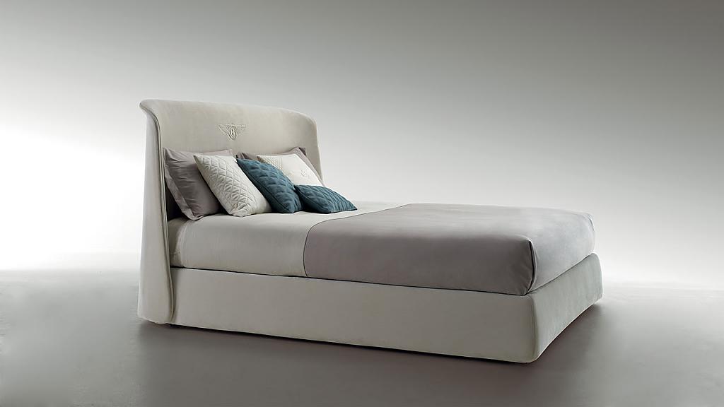 Дизайнерская кровать с подушками