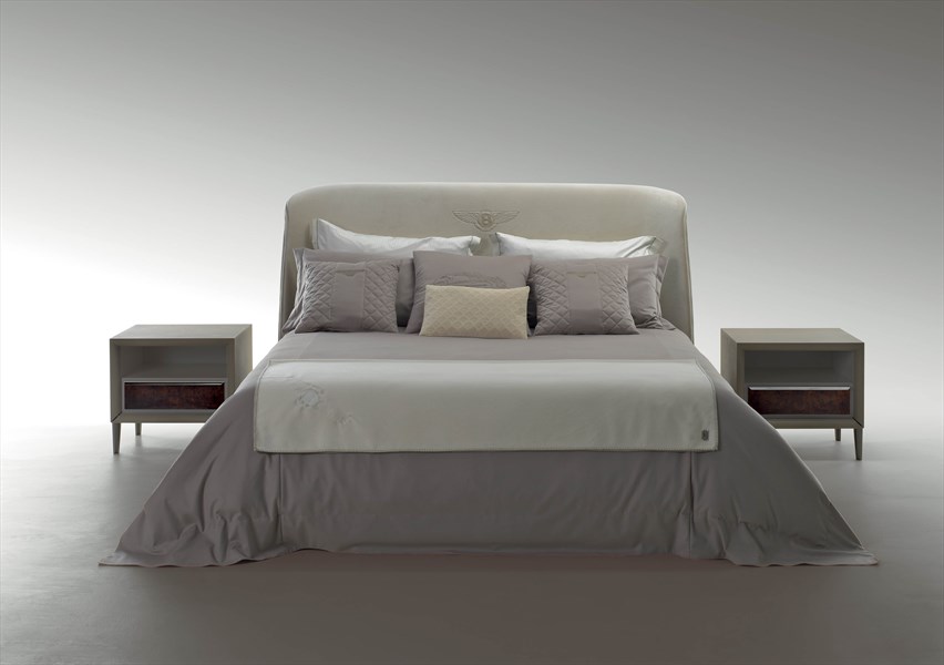 Кровать с подушками и прикроватными тумбами