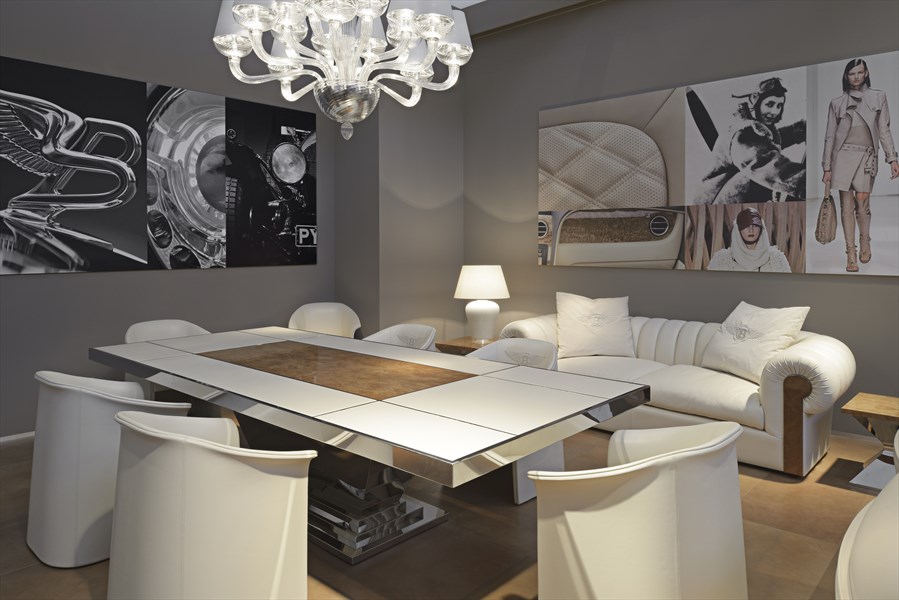 Дизайнерские кресла, диван, стол и люстра в гостиной с элементами декора