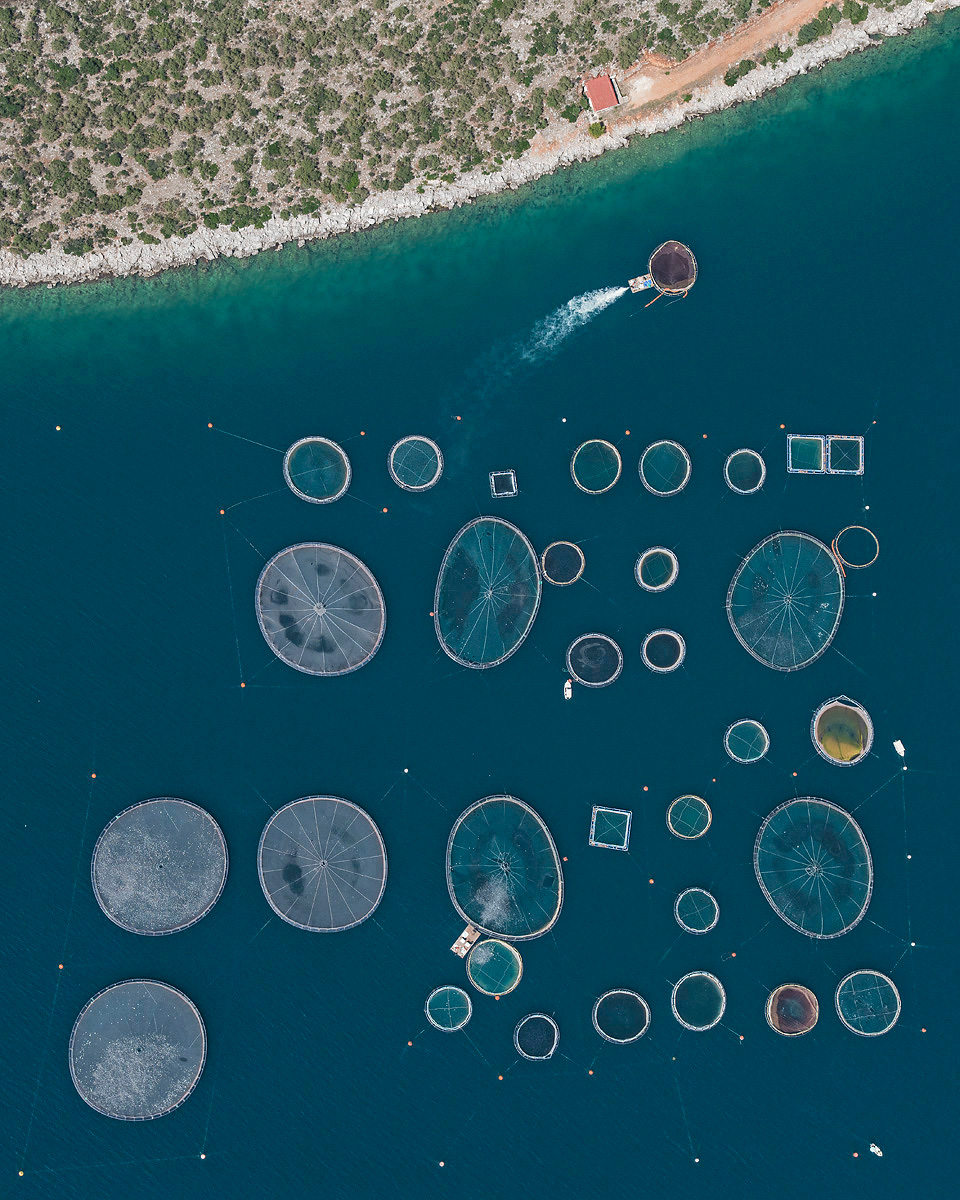 Бернхард Ланг: рыбные фермы, снятые с высоты птичьего полёта у берегов Греции