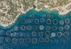 Бернхард Ланг: рыбные фермы, снятые с высоты птичьего полёта у берегов Греции