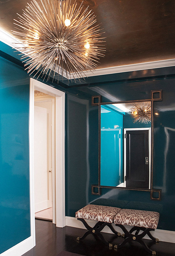 Большое зеркало на синей стене в интерьере