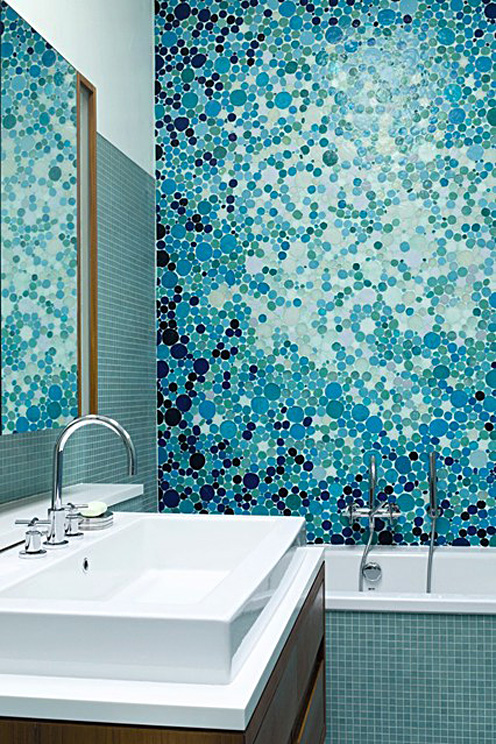 Мозаичный синий цвет стен в ванной