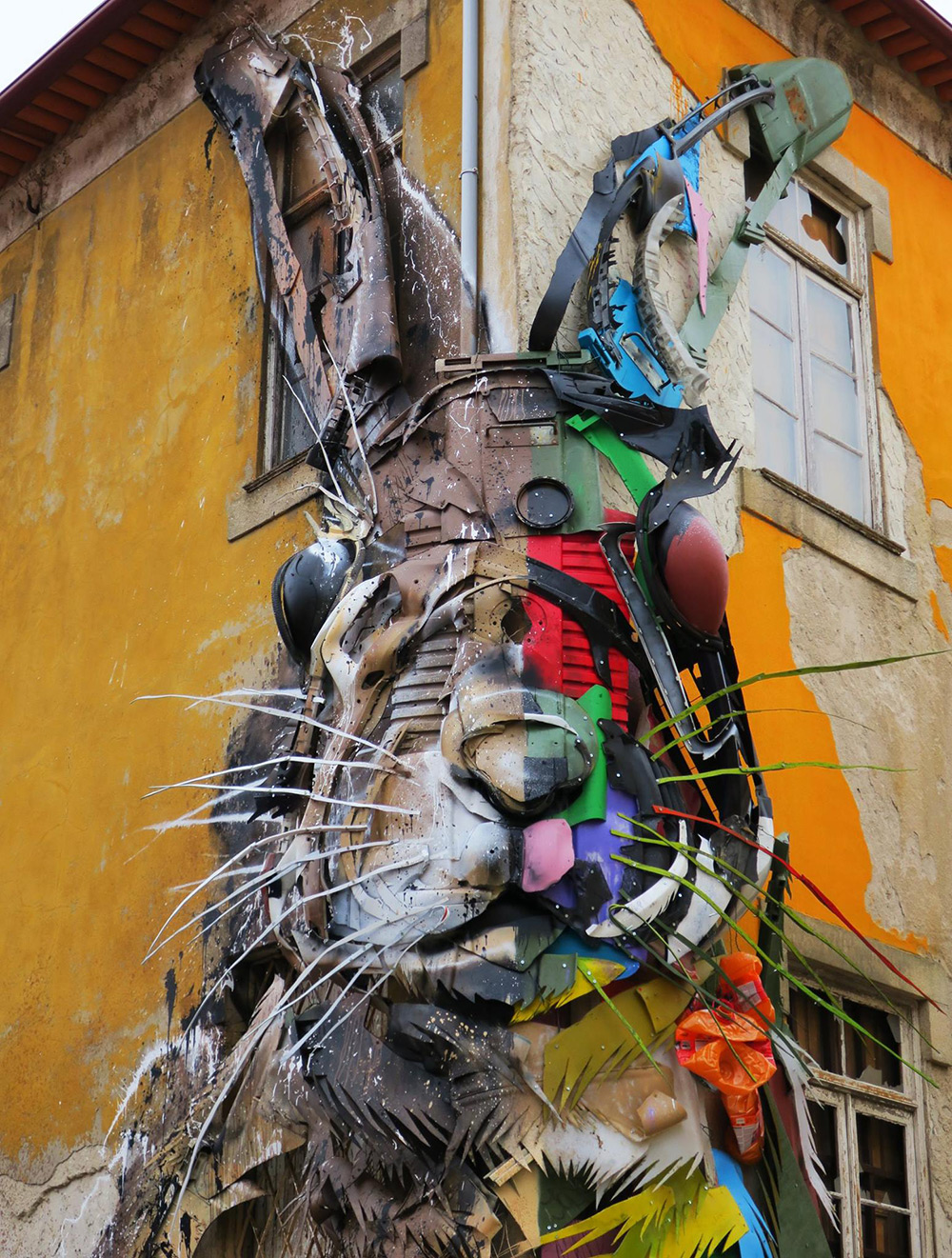 Инсталляции из мусора: фигуры гигантских животных от Bordalo II