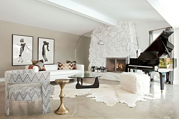 Белый цвет в дизайне интерьера: мягкий диван у камина