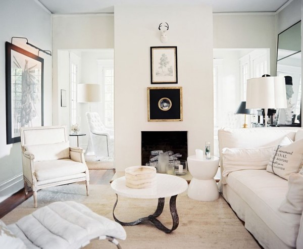 Белый цвет в дизайне интерьера: мягкая мебель гостиной