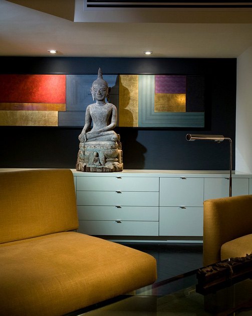 Статуэтка Будды как акцентная деталь в оформлении интерьера