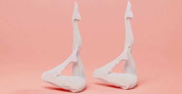 Идея движения: новые скульптуры спортсменов из бумажной коллекции Райи Садер Буханы