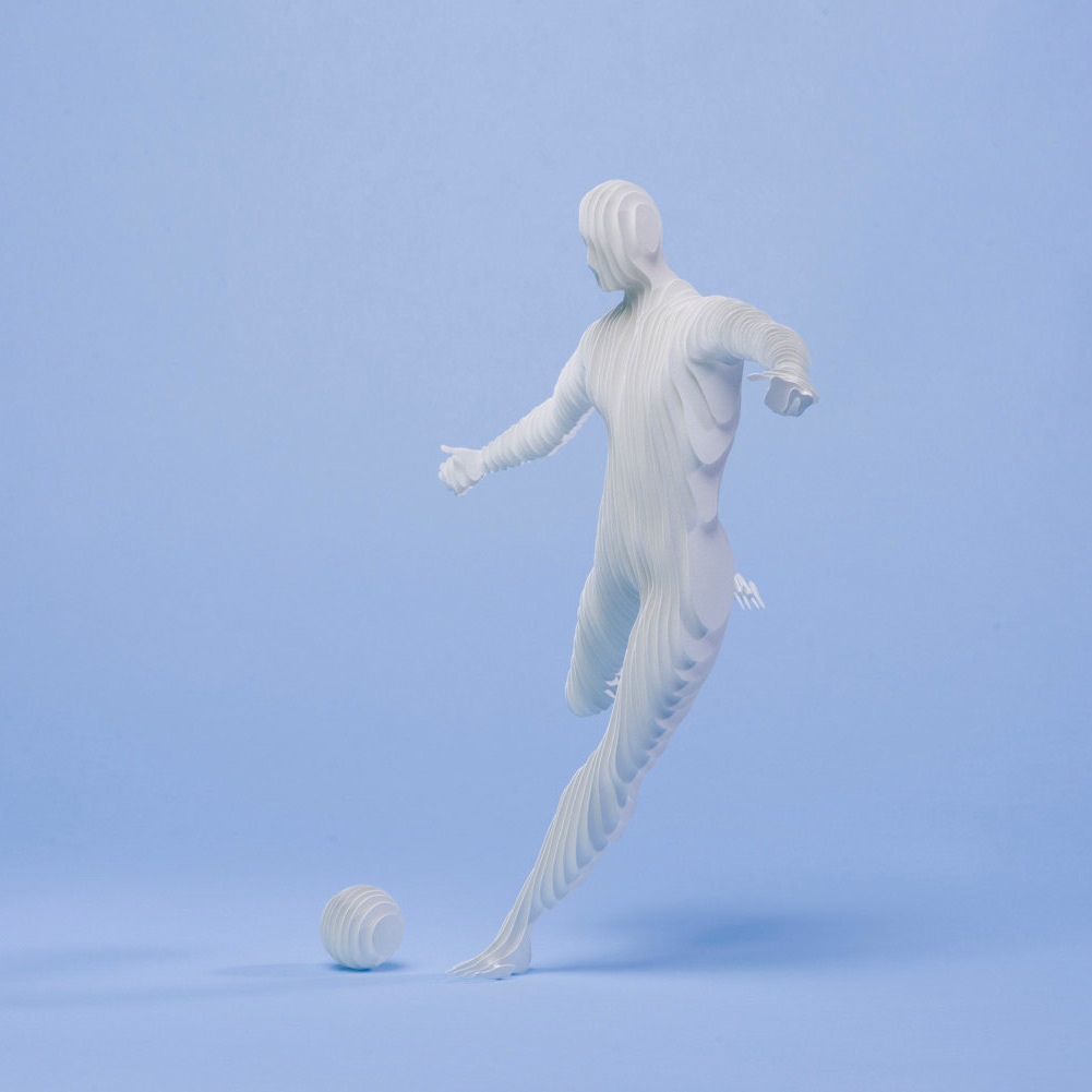 Идея движения: новые скульптуры спортсменов из бумажной коллекции Райи Садер Буханы
