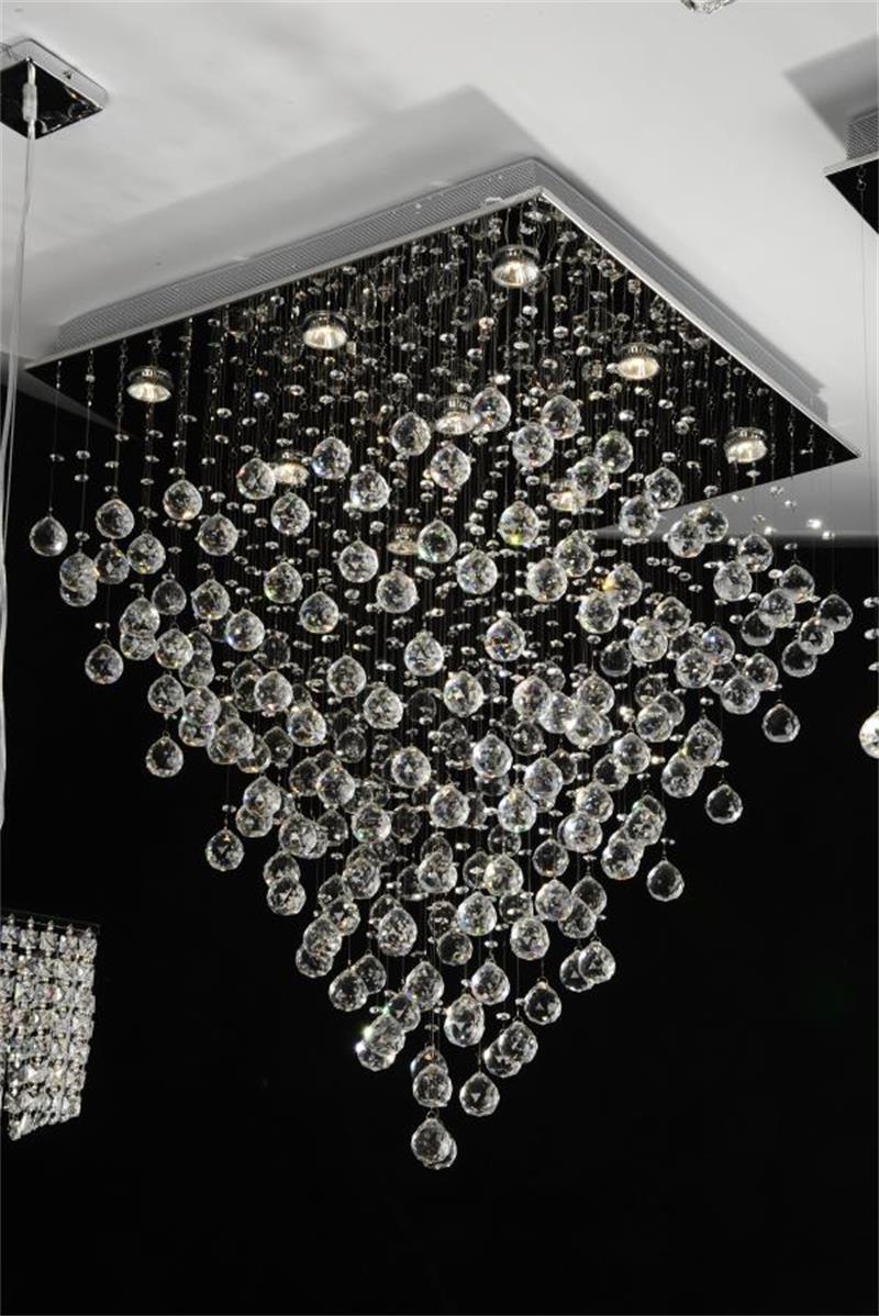 Удивительная кристаллическая люстра в интерьере комнаты