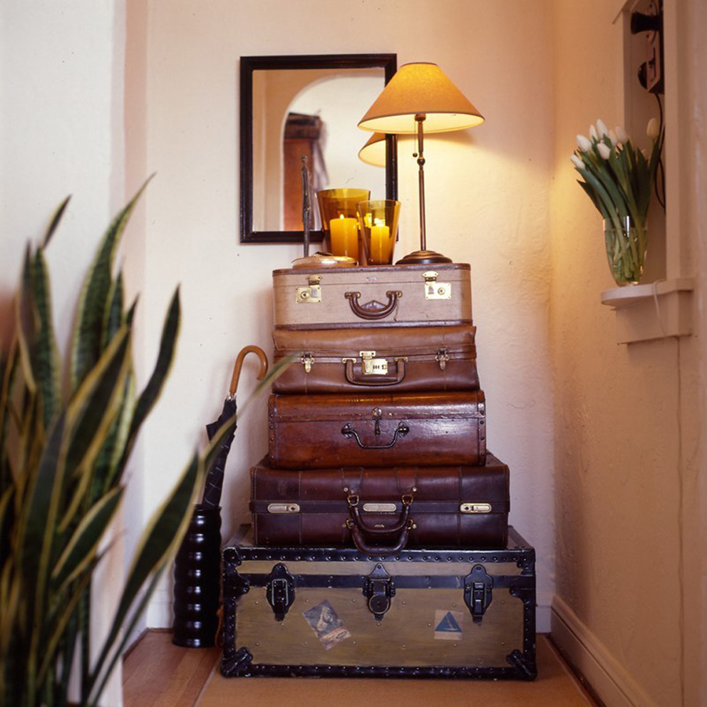 Старые чемоданы в интерьере: идеи переделок, фото