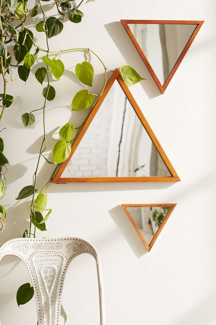 Декор интерьера в стиле бохо от Urban Outfitters: настенные зеркала треугольной формы