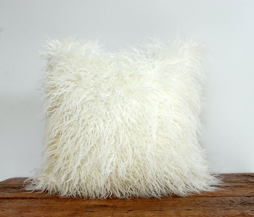 Декор интерьера в стиле бохо от Urban Outfitters: белая подушка из искусственного меха