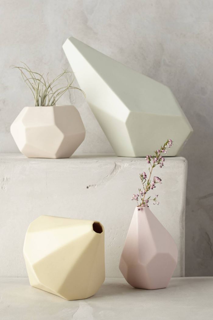 Декор интерьера в стиле бохо от Urban Outfitters: керамические вазы геометрической формы