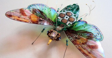 Джулия Алиса Чеппел создаёт миниатюрные скульптуры насекомых из отходов оргтехники