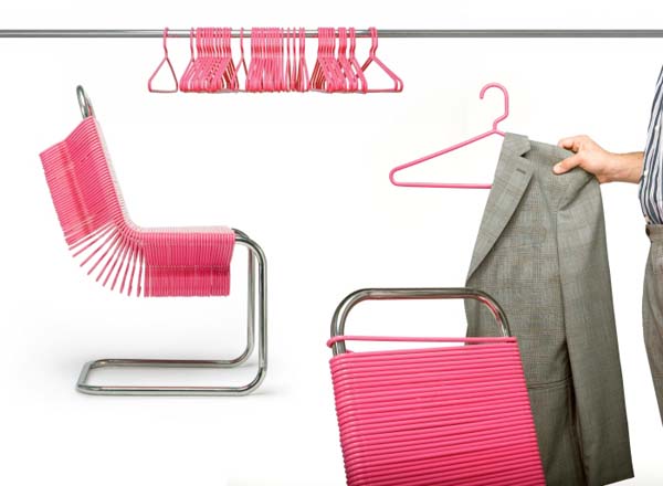Розовые вешалки - составная часть дизайнерского стула от JoeyZeledón