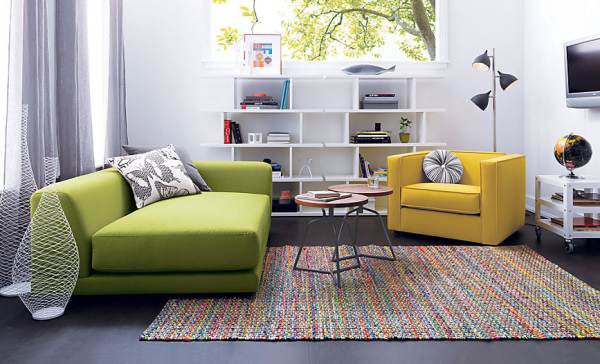 Желтое кресло и зеленый диван в интерьере