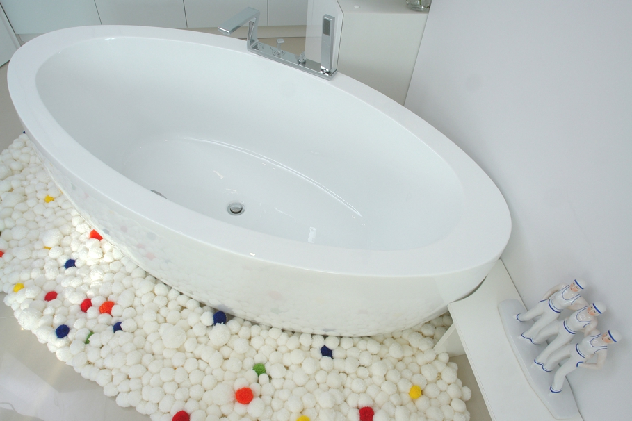 Белая ванна уютной квартиры в Венгрии