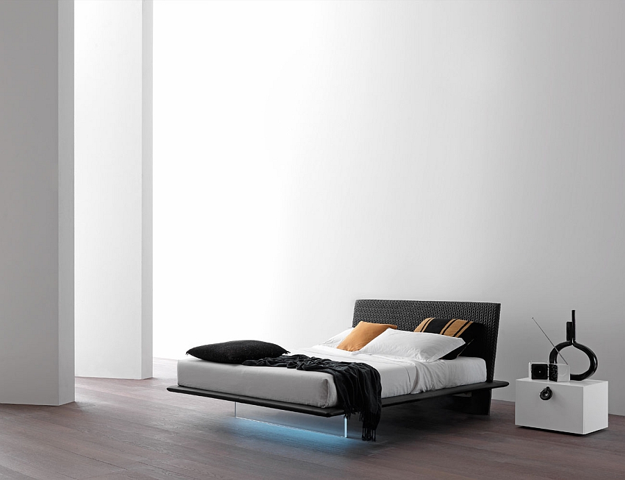 Чудесная кровать в интерьере белой спальни