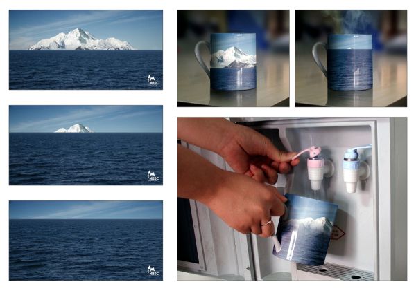 Айсберг на чашке, который тает от горячей воды