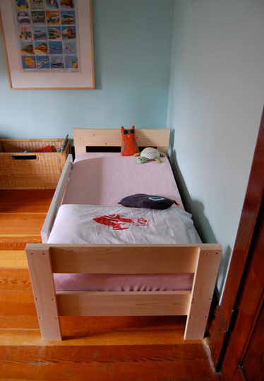 Двухъярусная кровать в интерьере детской комнаты