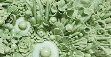 Амбер Коуэн: очаровательные скульптуры и посуда из прессованного стекла
