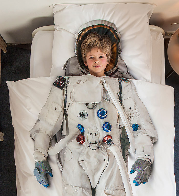 Мальчик в постельном белье в стиле космос