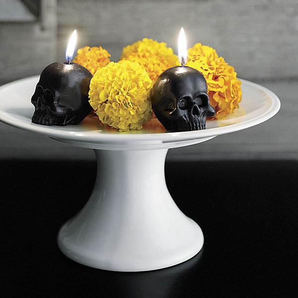 Чёрные свечи-черепа и жёлтые маргаритки