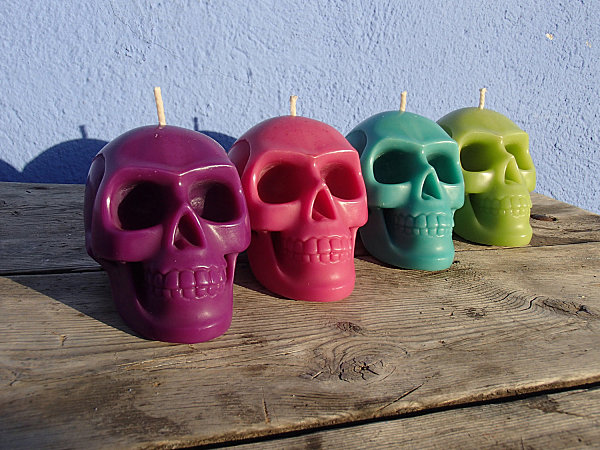 Разноцветные свечи в форме черепов