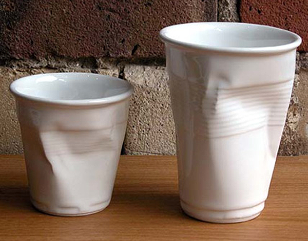 Чашки в виде пластмассовых стаканчиков