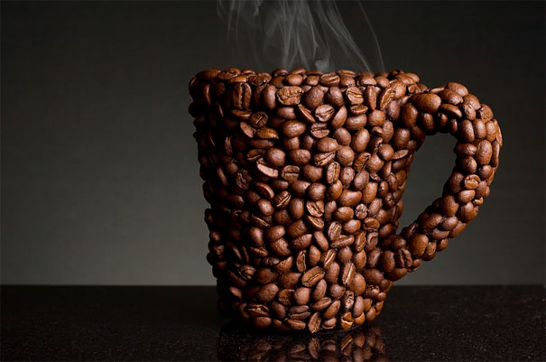Кофейные зерна на поверхности чашки