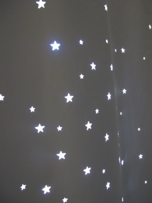 Светодиодные лампочки на шторе в детской