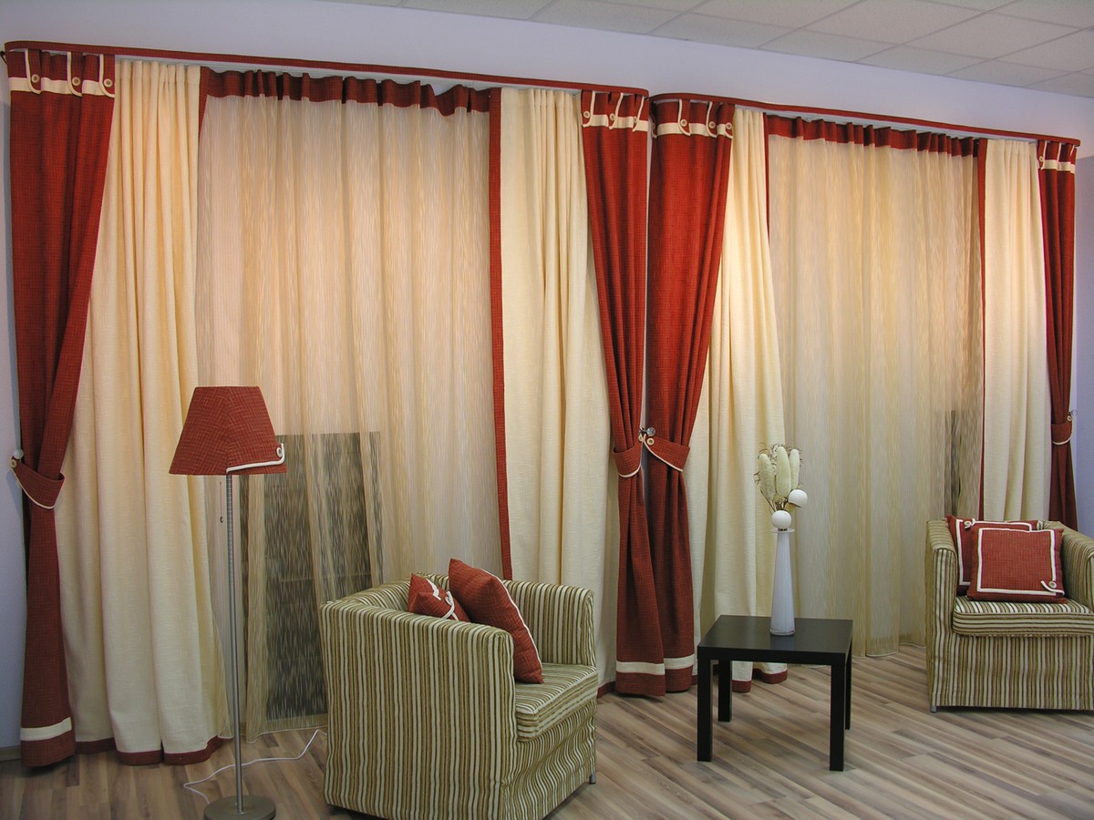 Замечательные римские шторы в интерьере комнаты