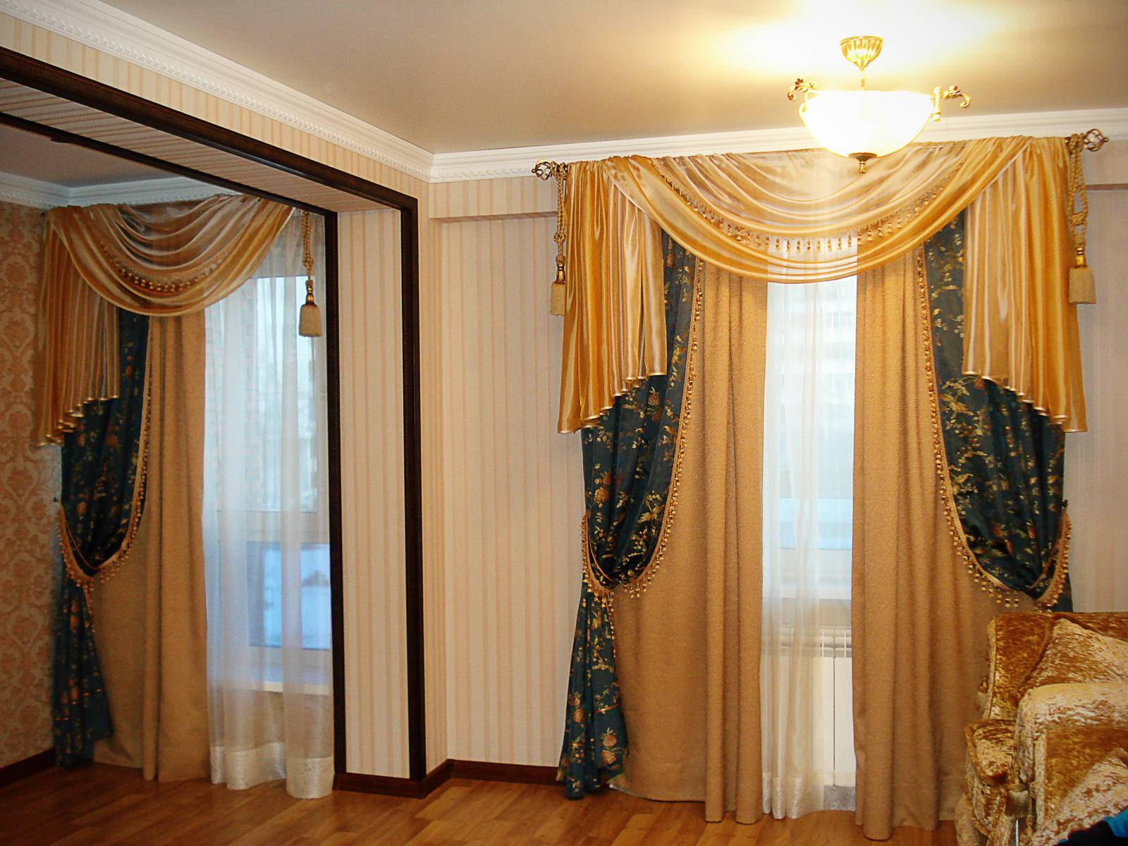 Шикарные римские шторы в интерьере комнаты