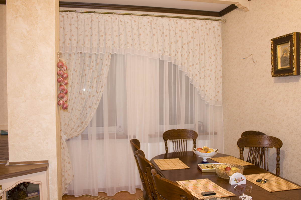 Чудесные японские шторы в интерьере комнаты