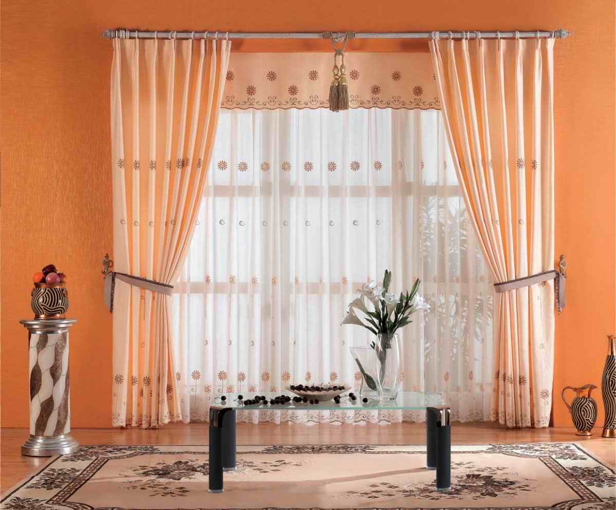 Уникальные классические шторы в интерьере комнаты