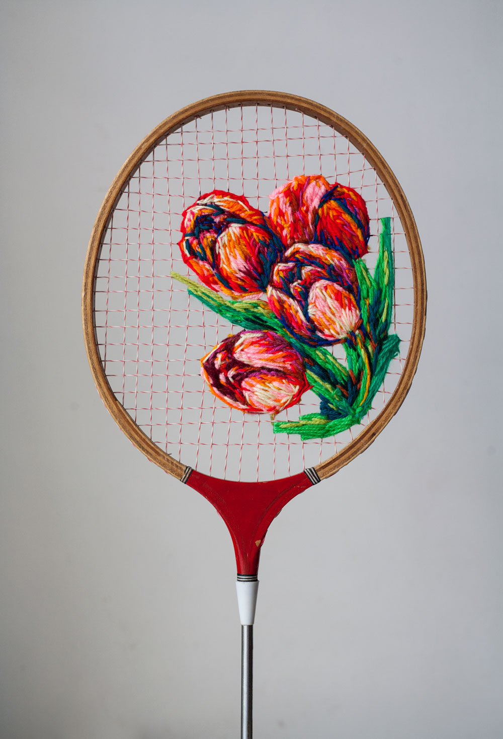 Красочные вышивки на сетках теннисных и бадминтонных ракеток от художницы Даниэллы Клаф