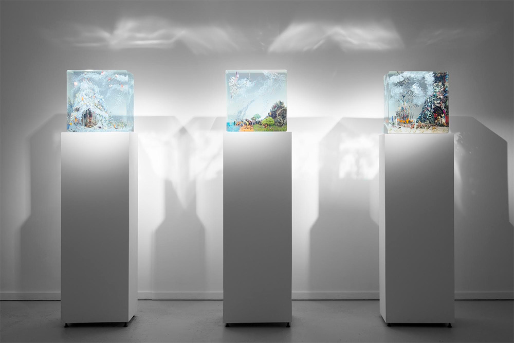 Дастин Йеллин: сложная инсталляция из модульных стеклянных блоков