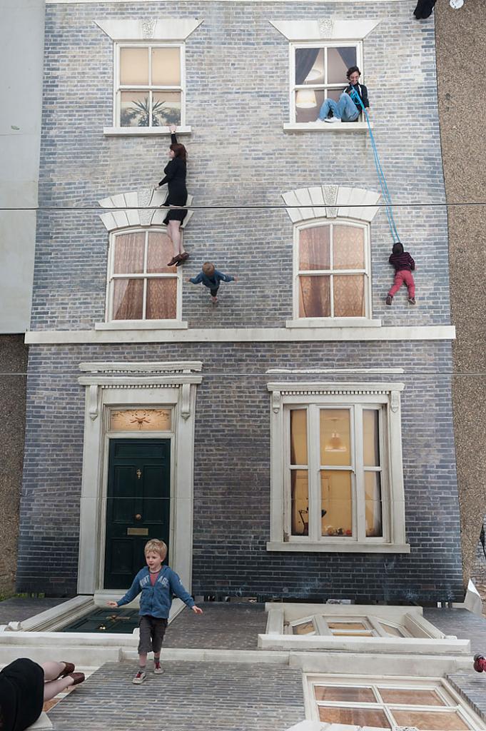 Dalston House - экспозиция аргентинского художника Leandro Erlich на Лондонском фестивале архитектуры, 2013 год