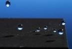 Учёные из США представляют: гидрофобный металл как танцпол для водяных капель