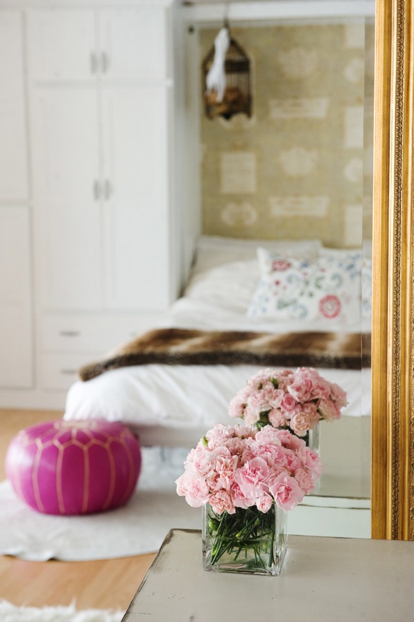 Букет розовых цветов в интерьере спальни
