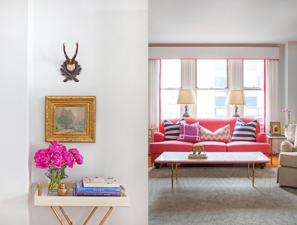Мягкий розовый диван в интерьере гостиной