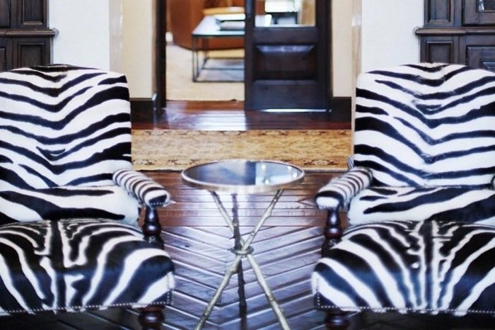 Обивка под шкуру зебры на мебели оживляет интерьер