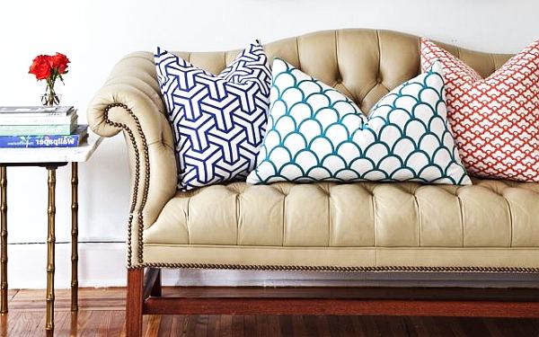 Яркие декоративные подушки на диване в интерьере