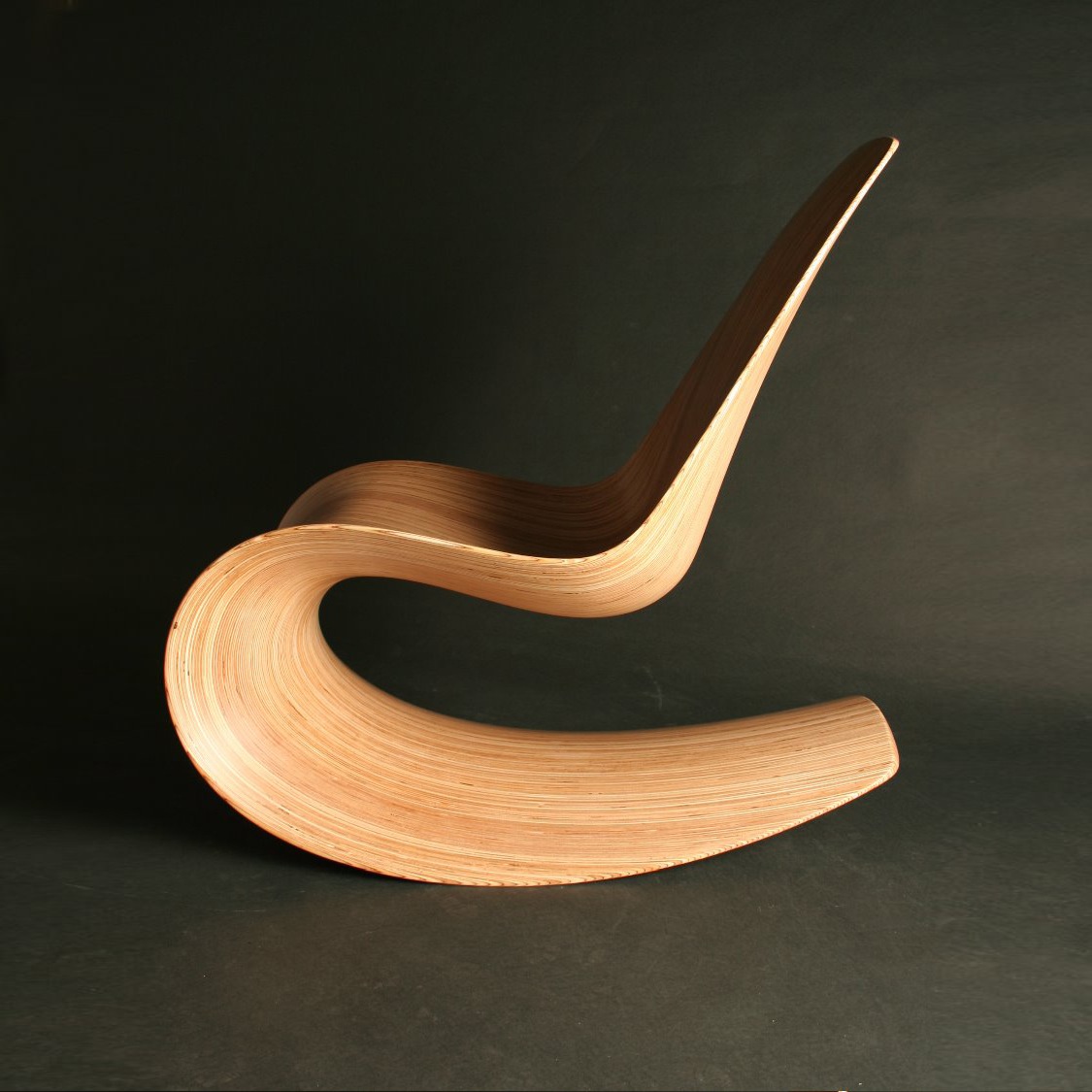 Кресло гнутое. Стулья Jolyon Yates. Необычные стулья. Необычные предметы интерьера. Необычные дизайнерские стулья.