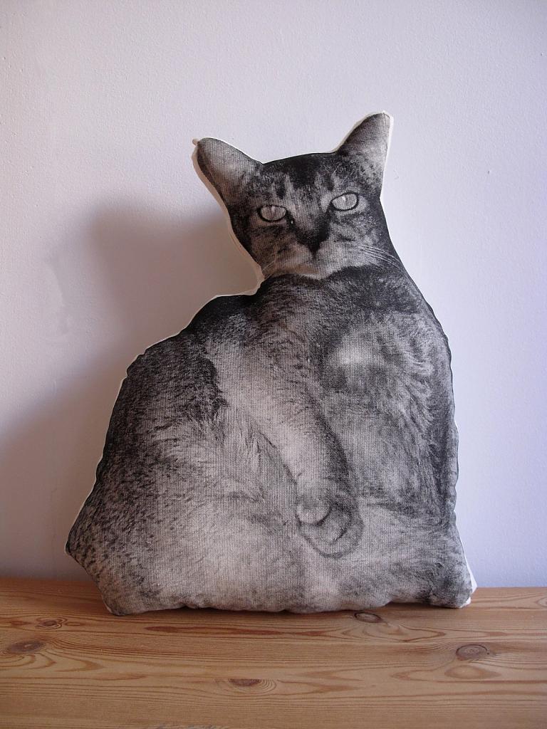 Декоративная подушка в форме кошки