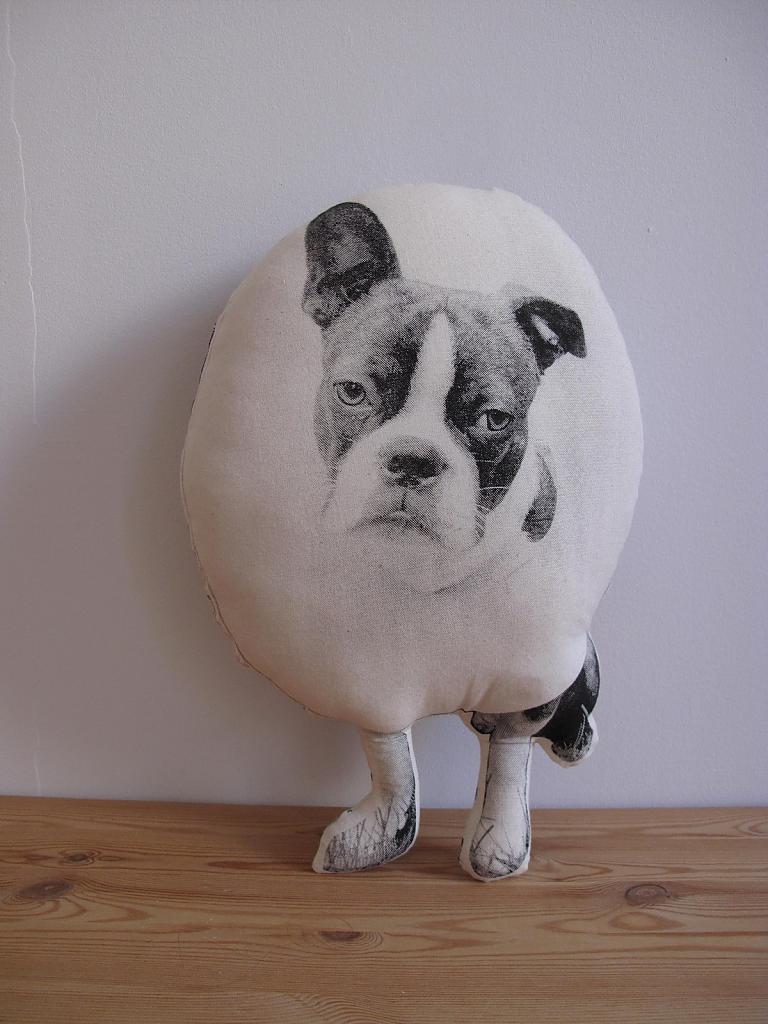 Декоративная подушка в форме собаки
