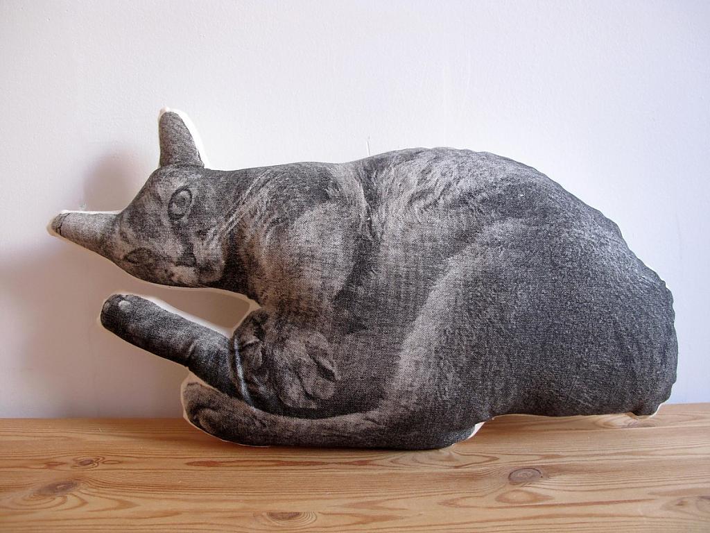 Декоративная подушка формы кота